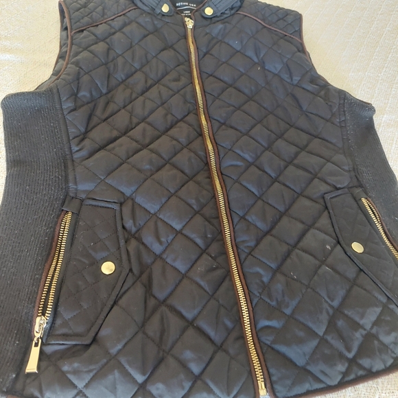 Active USA Black Quilted Vest with Gold Accents - Picture 3 of 8